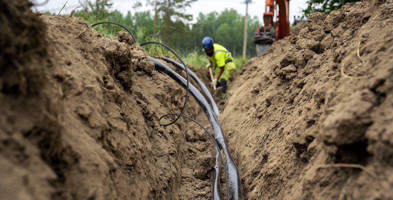 Installation personal laying AX-PRO medium voltage cable in the ground